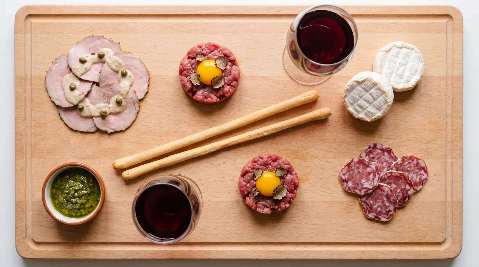 Tartare di carne cruda battuta al coltello con grissini