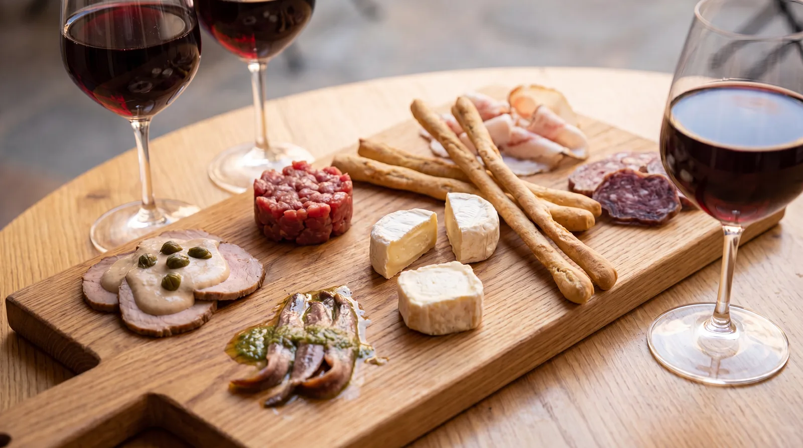 Tagliere di salumi, grissini e formaggi del territorio