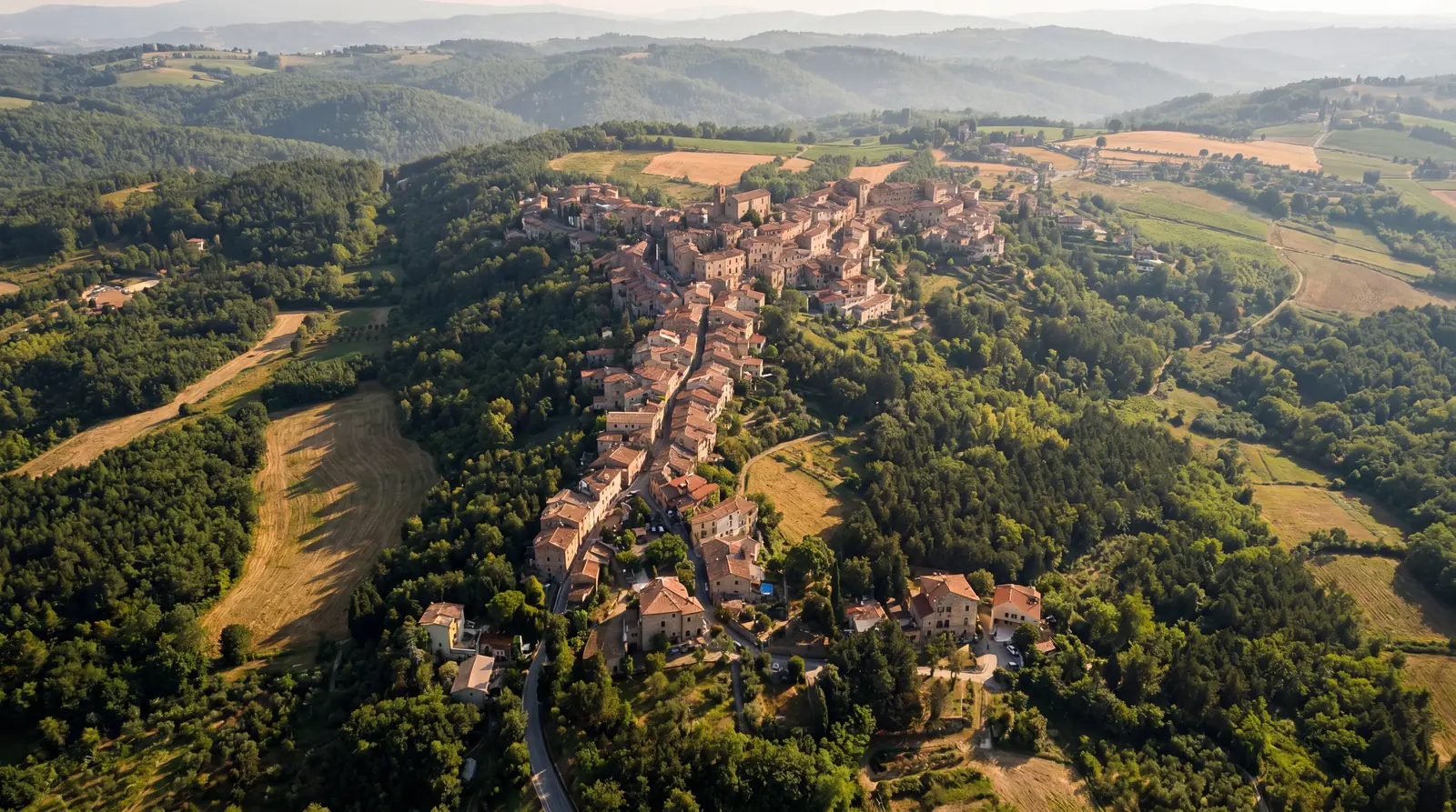 Camagna tra le colline, dall’alto — Il Boscheto