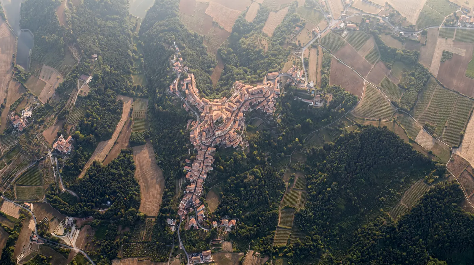 Il paese nella luce del tramonto — Il Boscheto