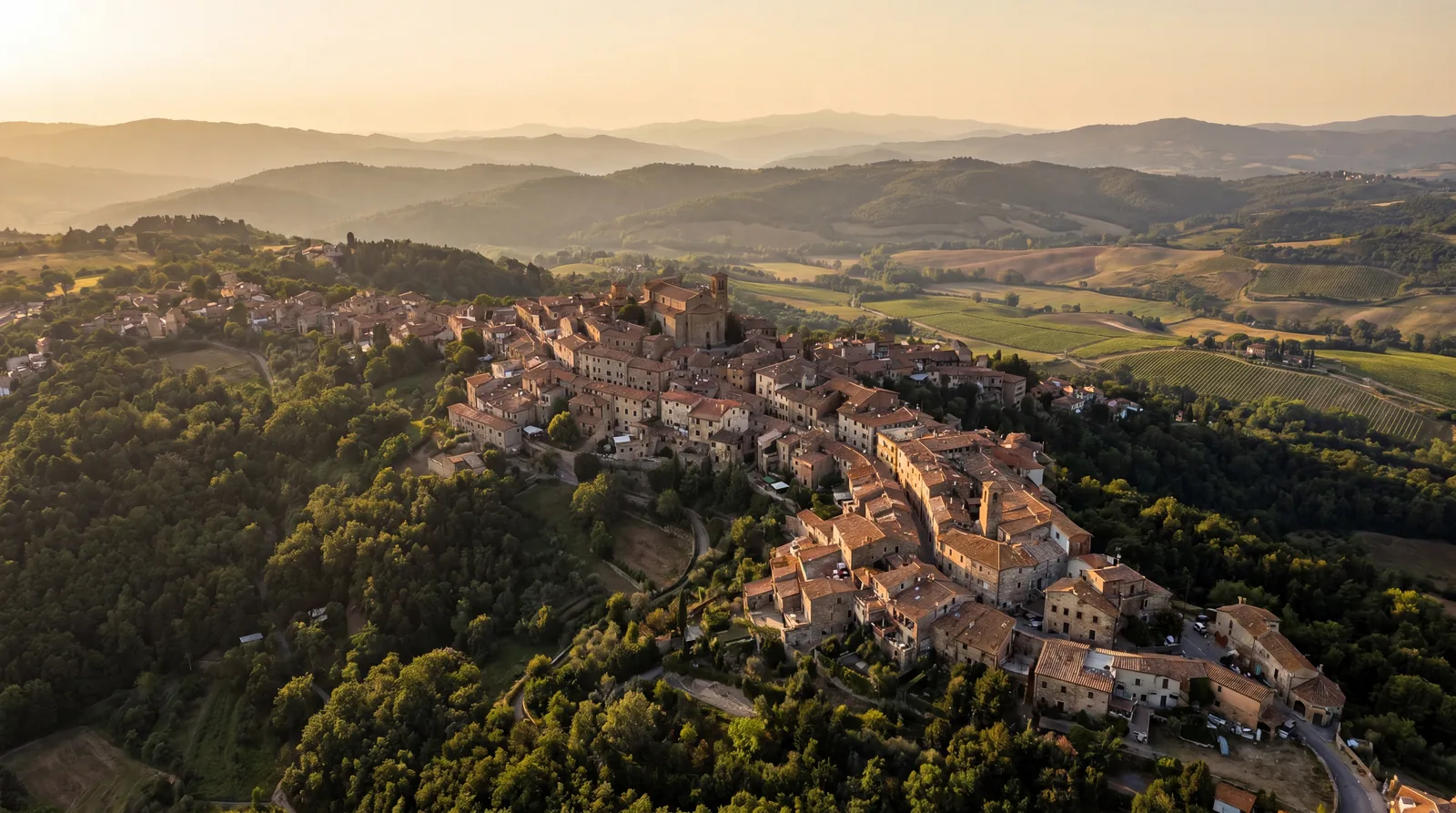 Il borgo sul crinale, all’ora d’oro — Il Boscheto