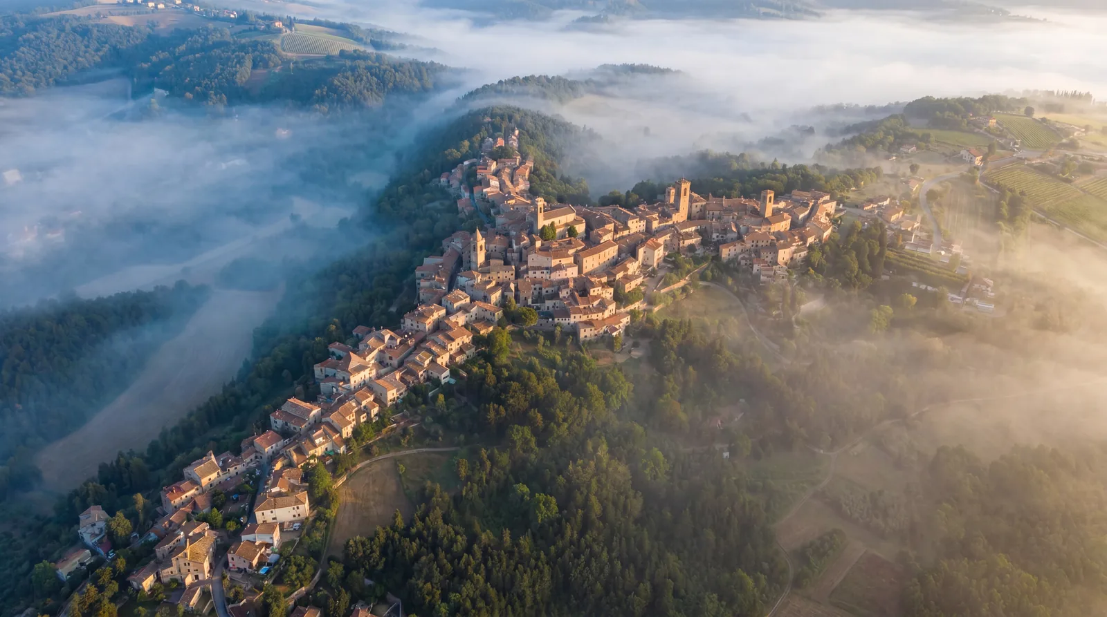 Camagna nella nebbia del mattino, il campanile che spunta dal bianco
