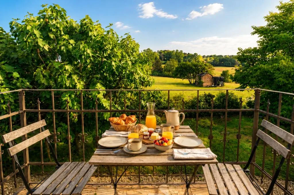 Camera 2 — la colazione apparecchiata sul balcone privato