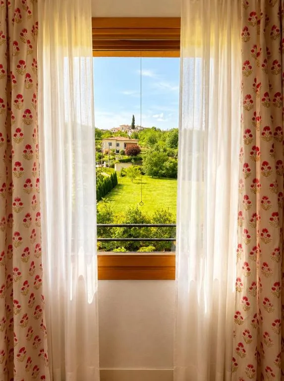 Camera 2 — la vista sul verde dalla finestra