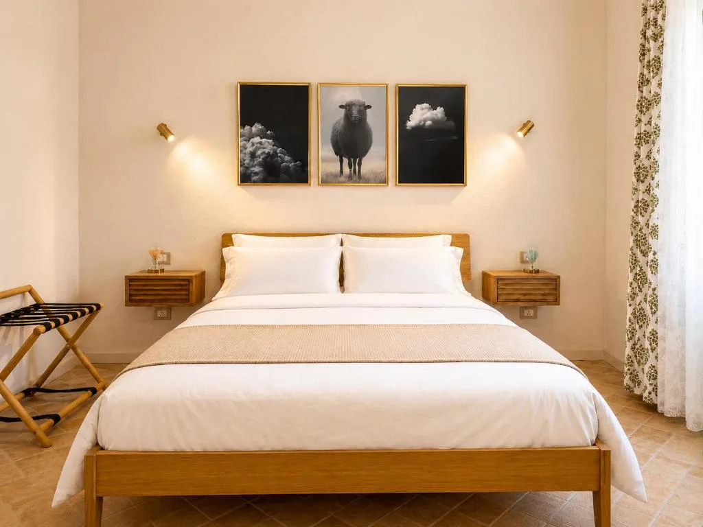 Camera 3 — il trittico con la pecora nera sopra il letto