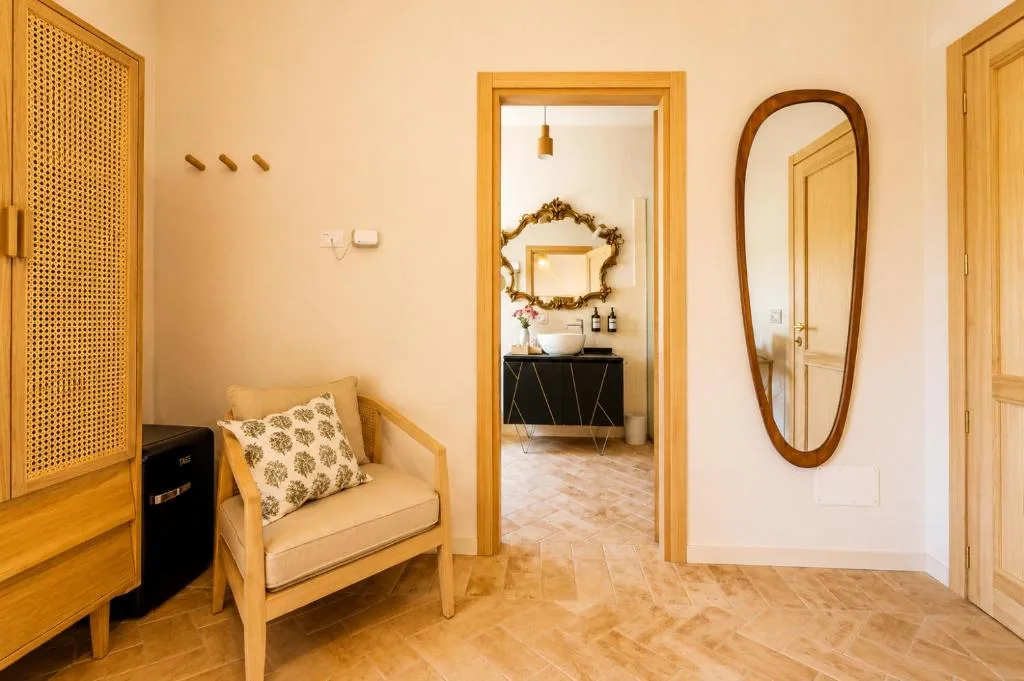 Camera 3 — verso il bagno con la specchiera dorata