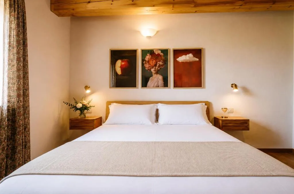 Camera 4 — il letto sotto il trittico dai toni caldi