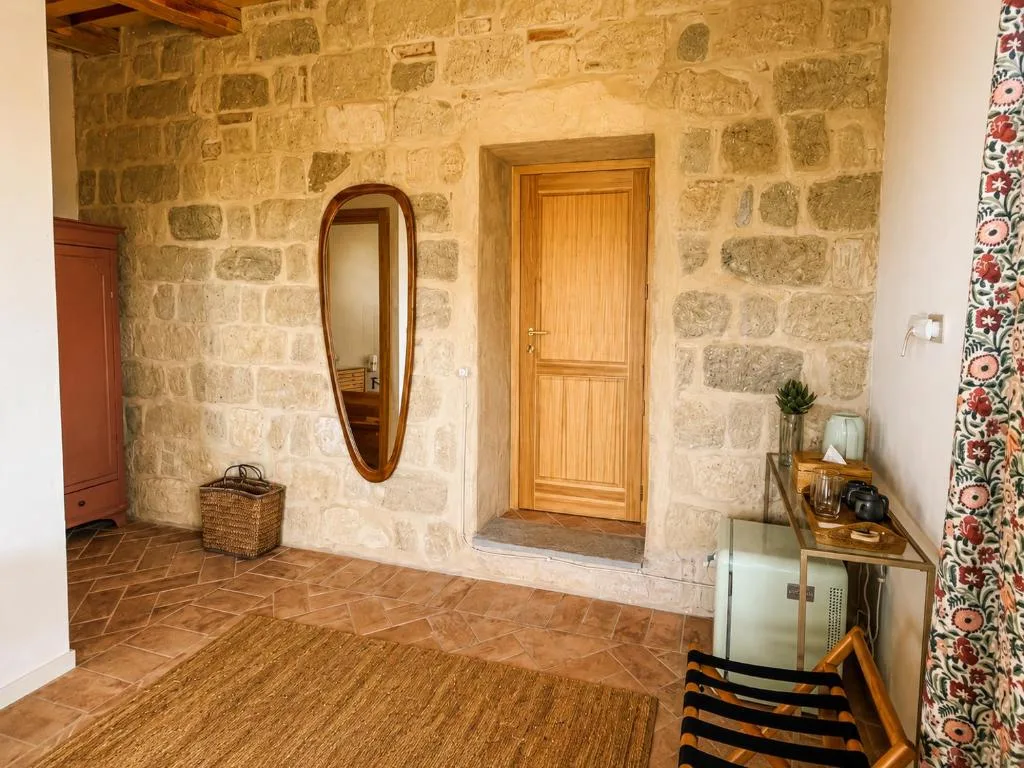 Camera 4 — l'ingresso in pietra