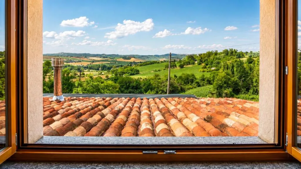 Camera 4 — la vista sulle colline oltre i coppi