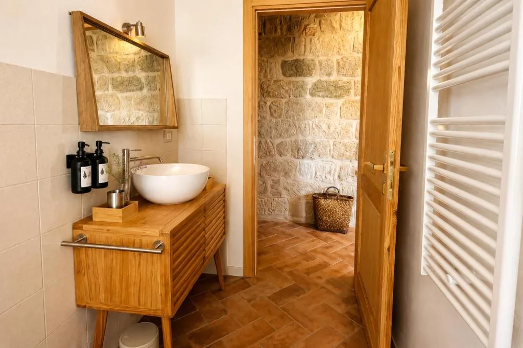 Camera 4 — il bagno con la parete in pietra