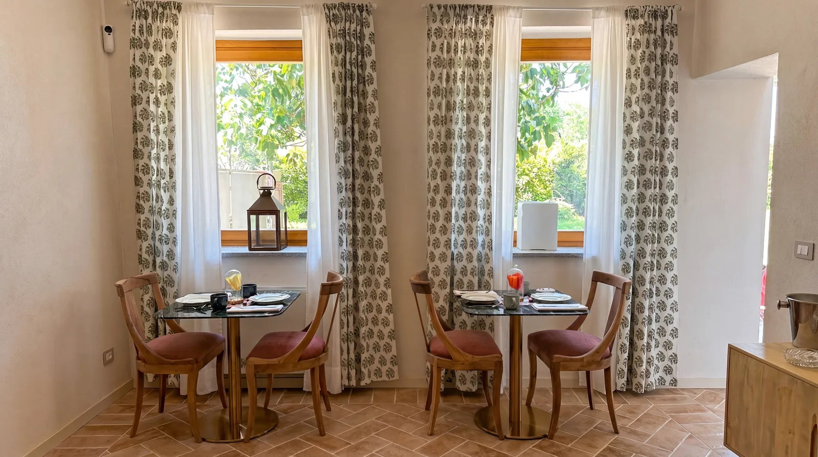 La sala delle colazioni con le tende a fiori