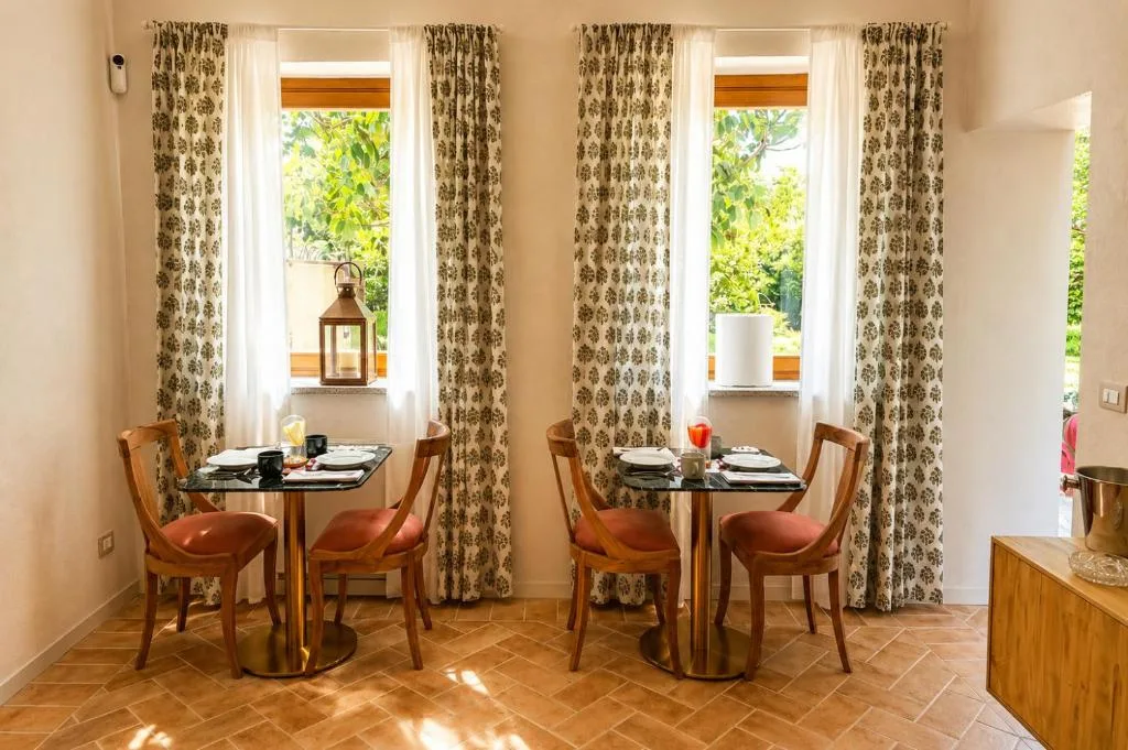 La sala delle colazioni, i tavolini alle finestre