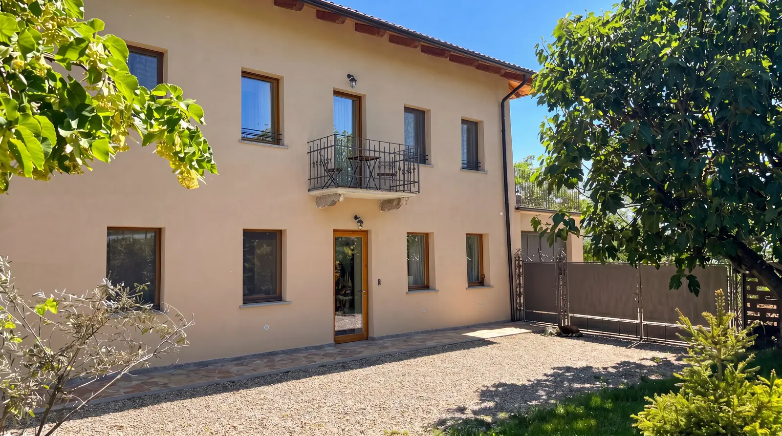 La facciata restaurata della casa