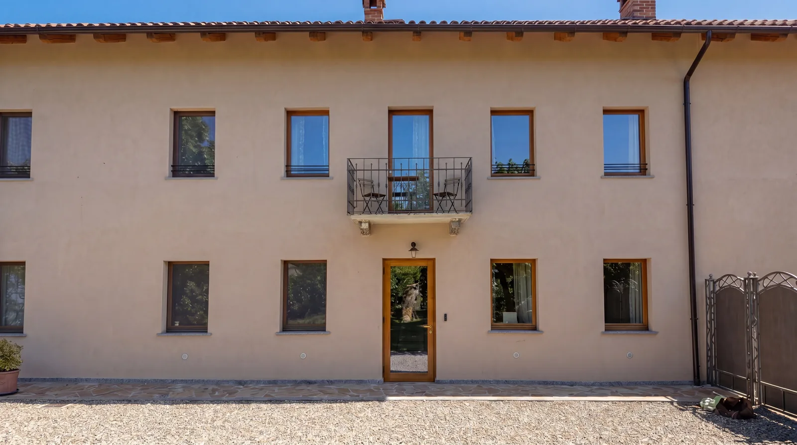Dal cortile di ghiaia — Il Boscheto