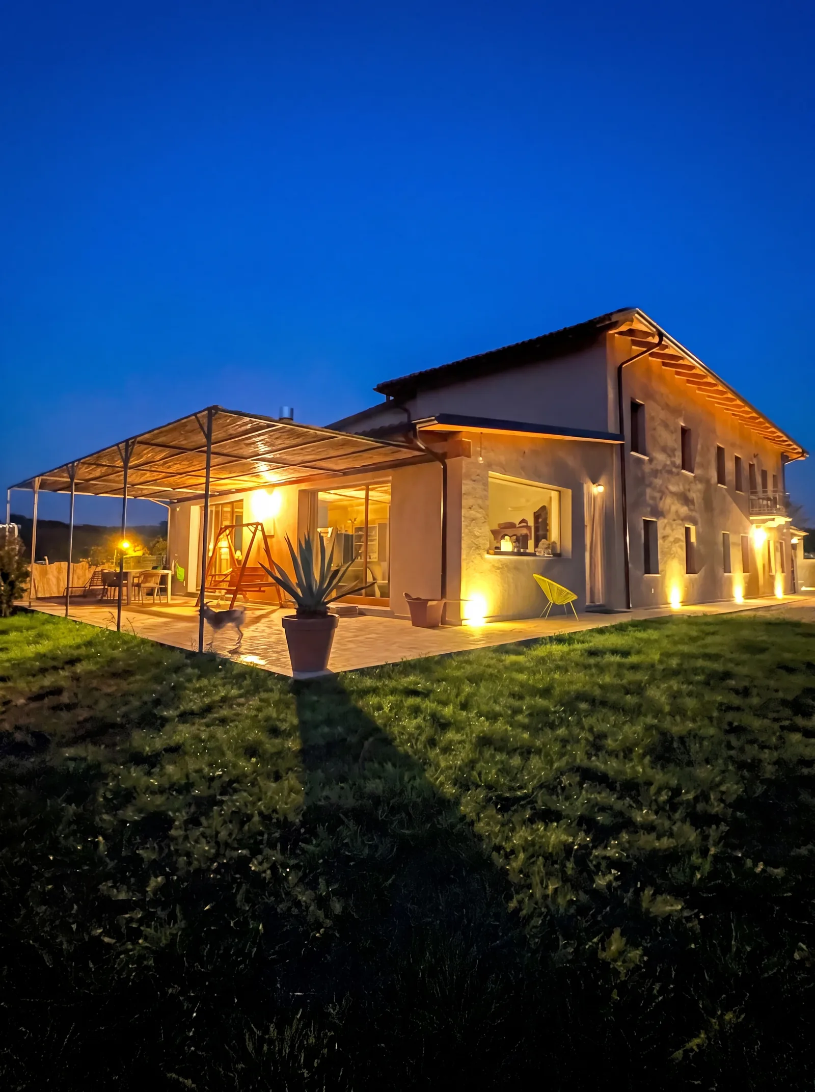 La casa di sera con le luci accese