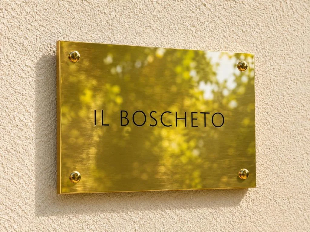 La targa d'ottone de Il Boscheto all'ingresso