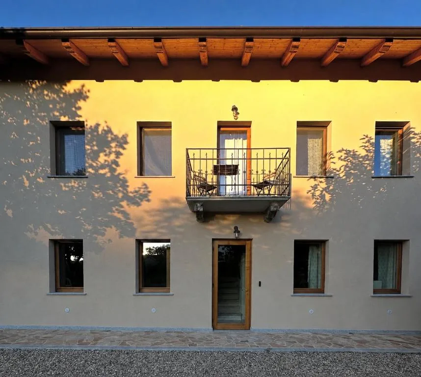 La facciata, al tramonto — Il Boscheto